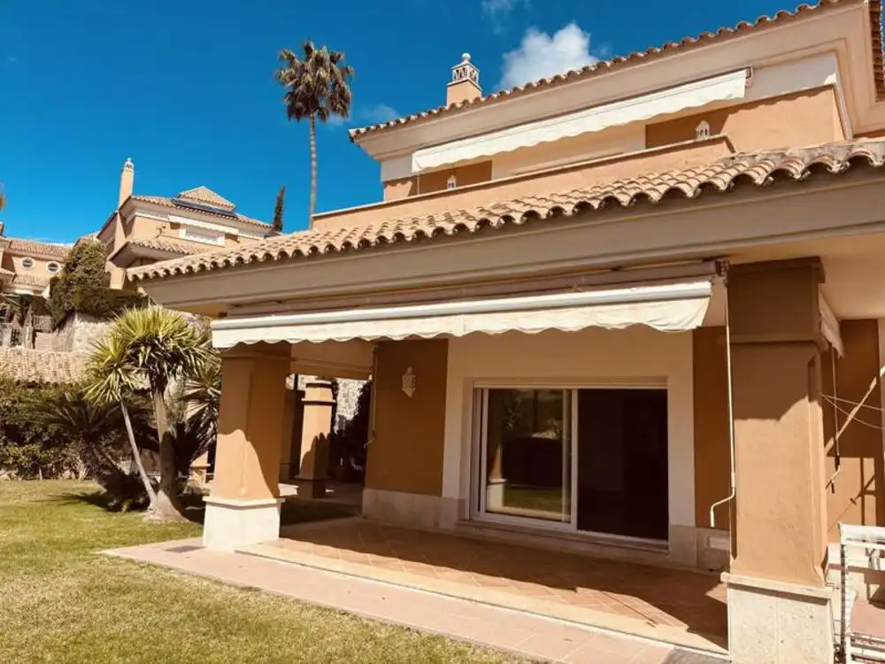Vista exterior de Casa adosada en venta en Marbella con Aire acondicionado, Jardín privado y Terraza