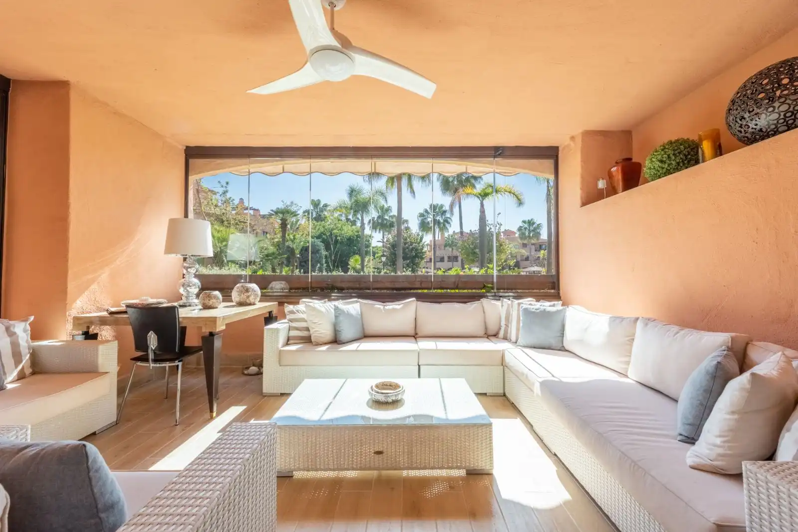 Sala d'estar de Apartament en venda en Estepona amb Terrassa, Traster i Moblat