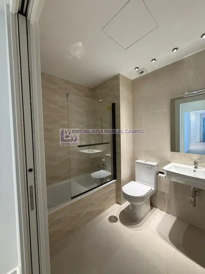 Bathroom of Flat for rent in Cáceres  with Air Conditioner, Heating and Terrace