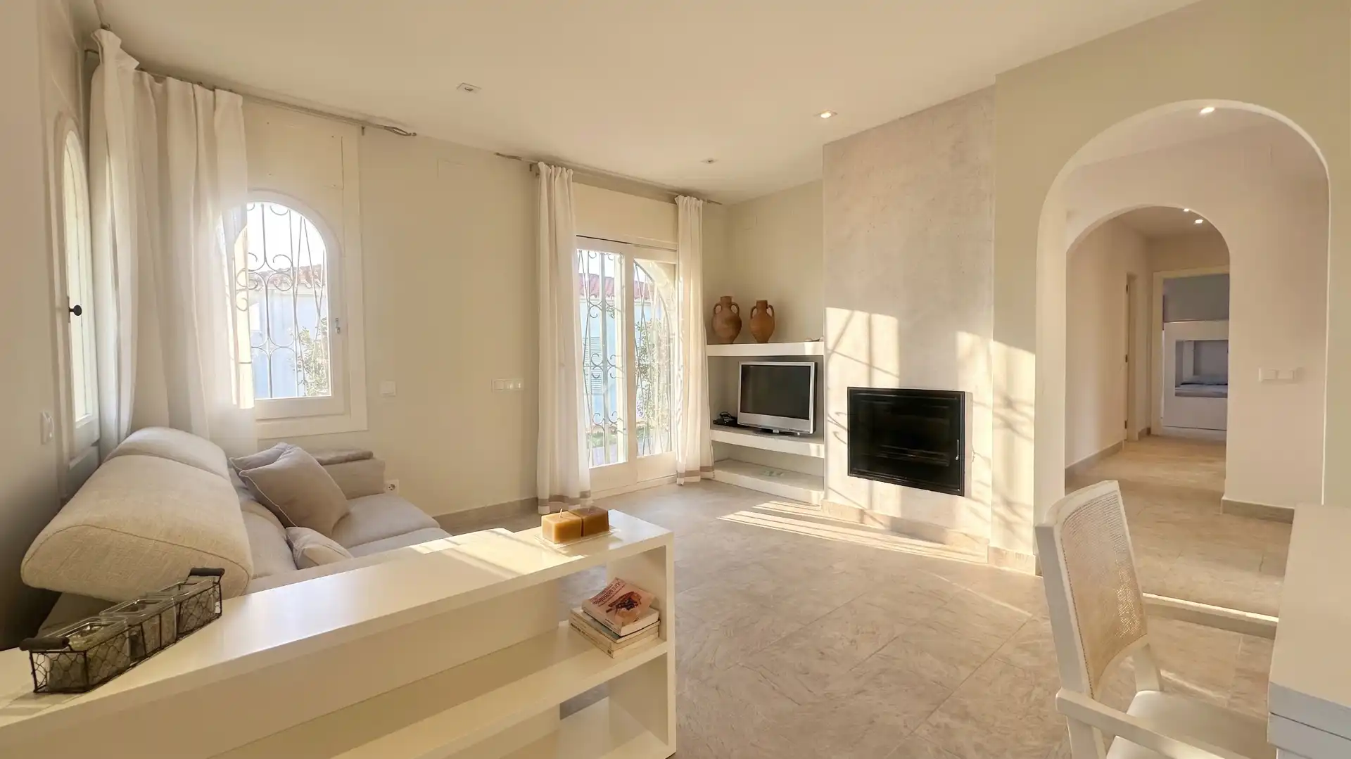 Sala d'estar de Casa o xalet en venda en Mont-roig del Camp amb Aire condicionat, Jardí privat i Terrassa