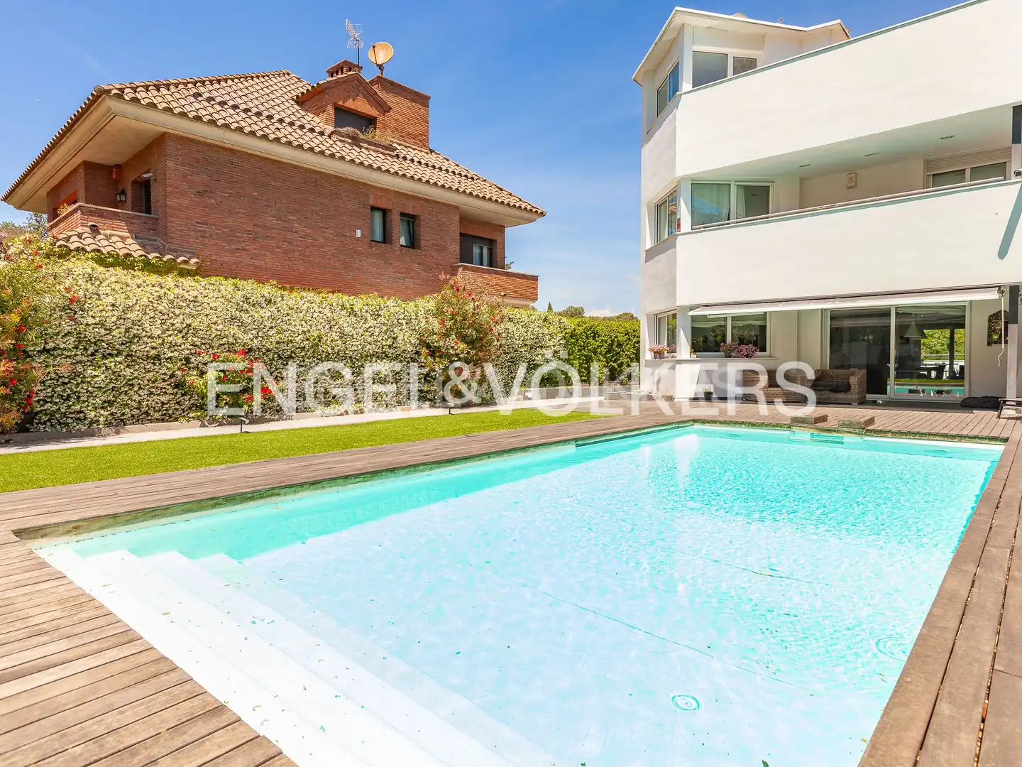Exterior view of Houses for sale in Sant Cugat del Vallès  with Air Conditioner, Heating and Private garden