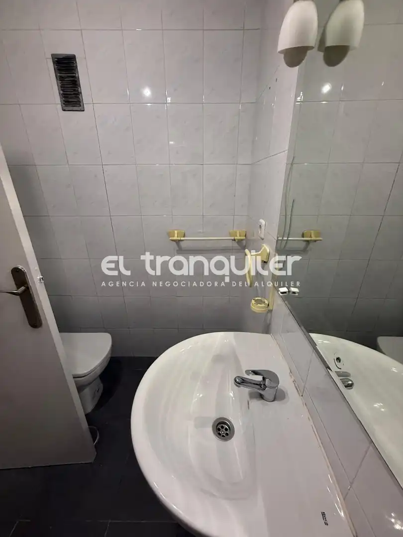 Badezimmer von Wohnung zur Miete in Madrid mit Terrasse und Waschmaschine