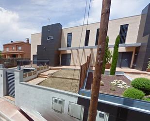 Vista exterior de Casa adosada en venda en Els Pallaresos amb Jardí privat i Terrassa
