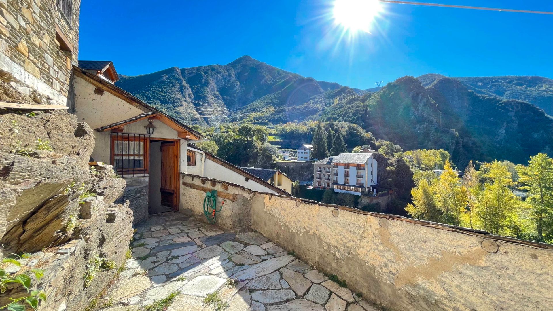 Vista exterior de Casa o xalet en venda en Llavorsí amb Parquet i Terrassa