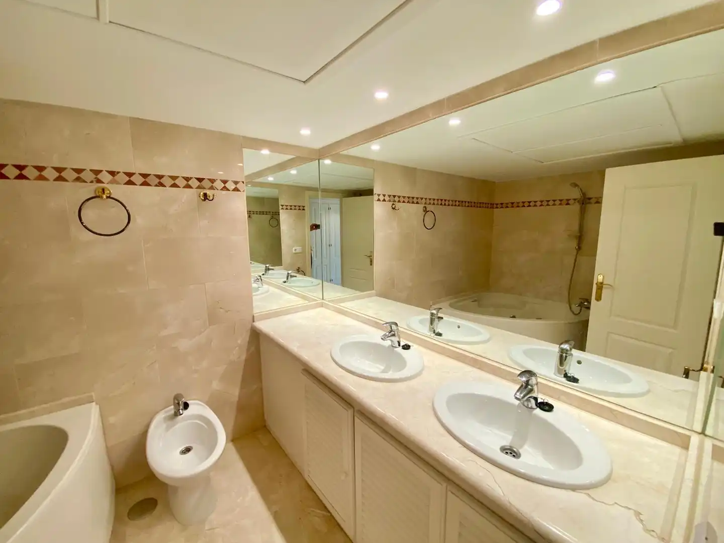 Bathroom of Flat for rent in Marbella  with Air Conditioner, Heating and Private garden