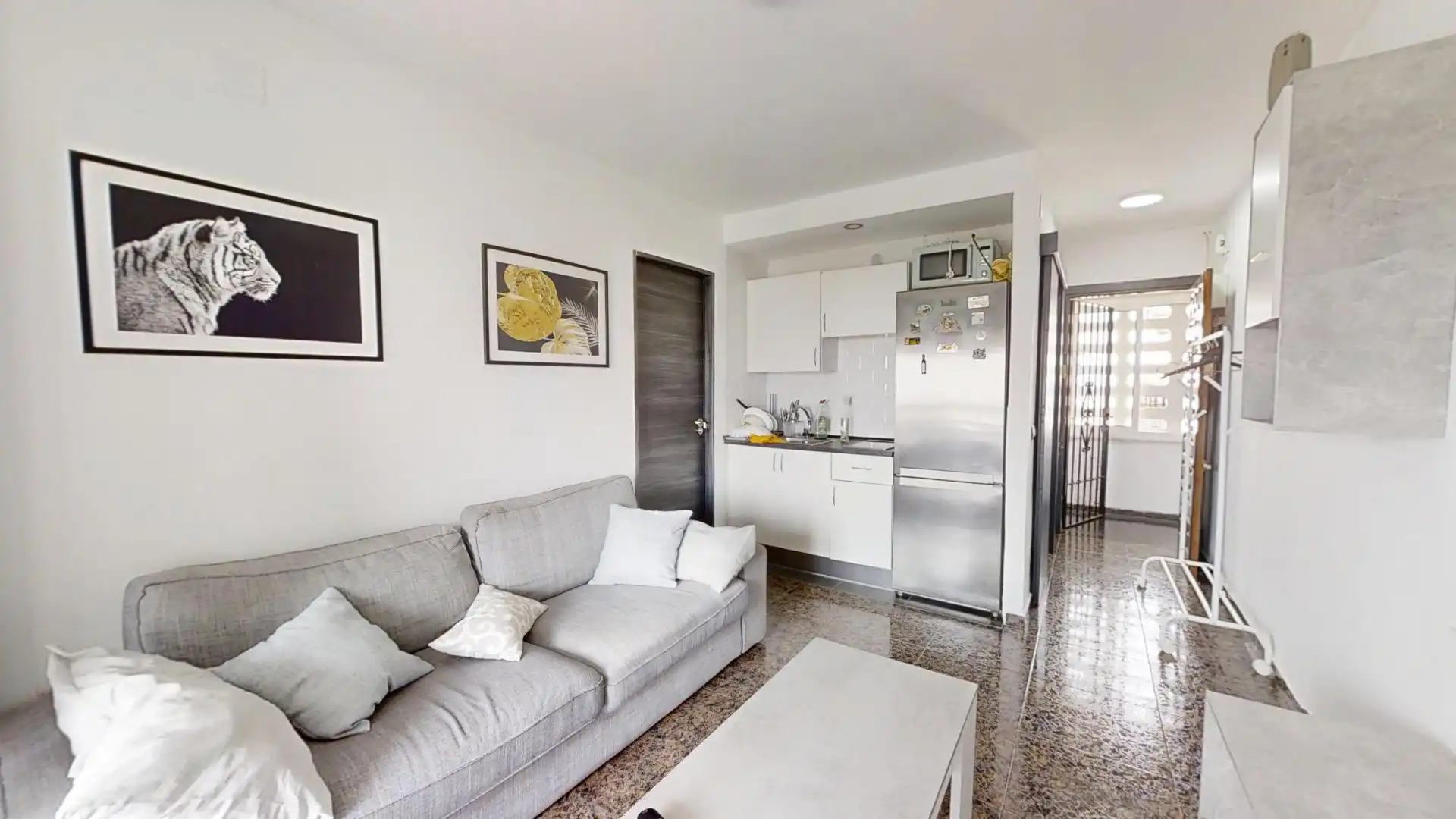 Sala de estar de Estudio de alquiler en Benalmádena con Amueblado, Balcón y Piscina comunitaria