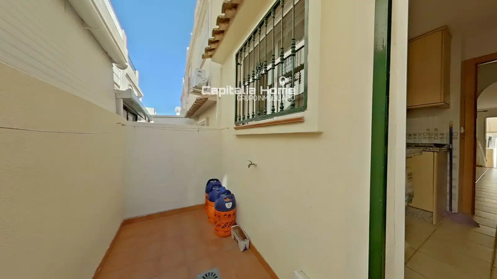 Terrasse von Einfamilien-Reihenhaus zum Verkauf in Santa Pola mit Abstellraum, Schwimmbad und Möbliert