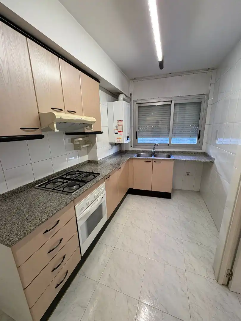 Cuina de Pis en venda en Girona amb Forn, Microones i Balcó