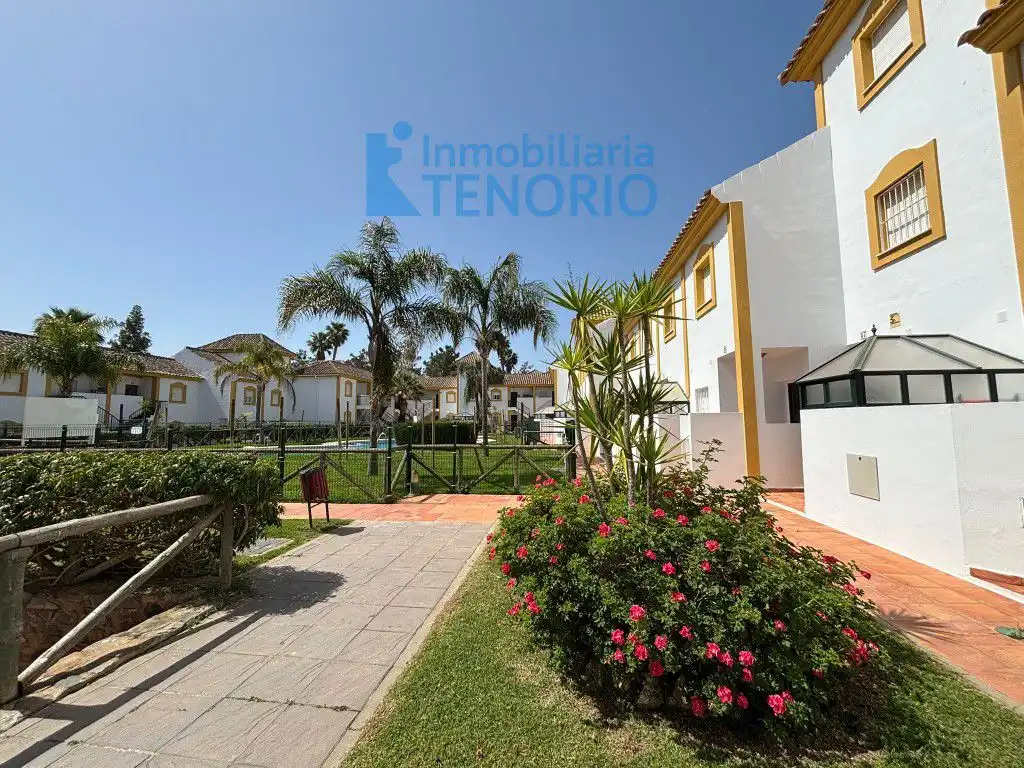 Vista exterior de Casa adosada en venta en Islantilla con Aire acondicionado, Terraza y Trastero