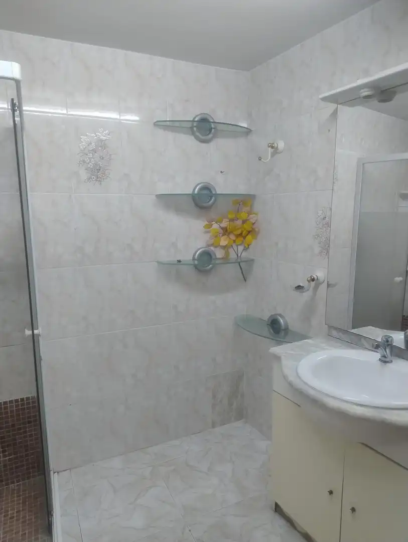 Badezimmer von Einfamilien-Reihenhaus zum Verkauf in Piedrabuena mit Möbliert