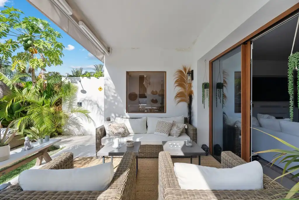 Casa aparellada amb piscina en venda a Nueva Andalucía, imagen 11