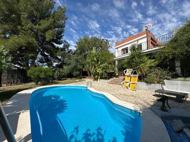 Detached house with balcony for sale in Las Palmeras