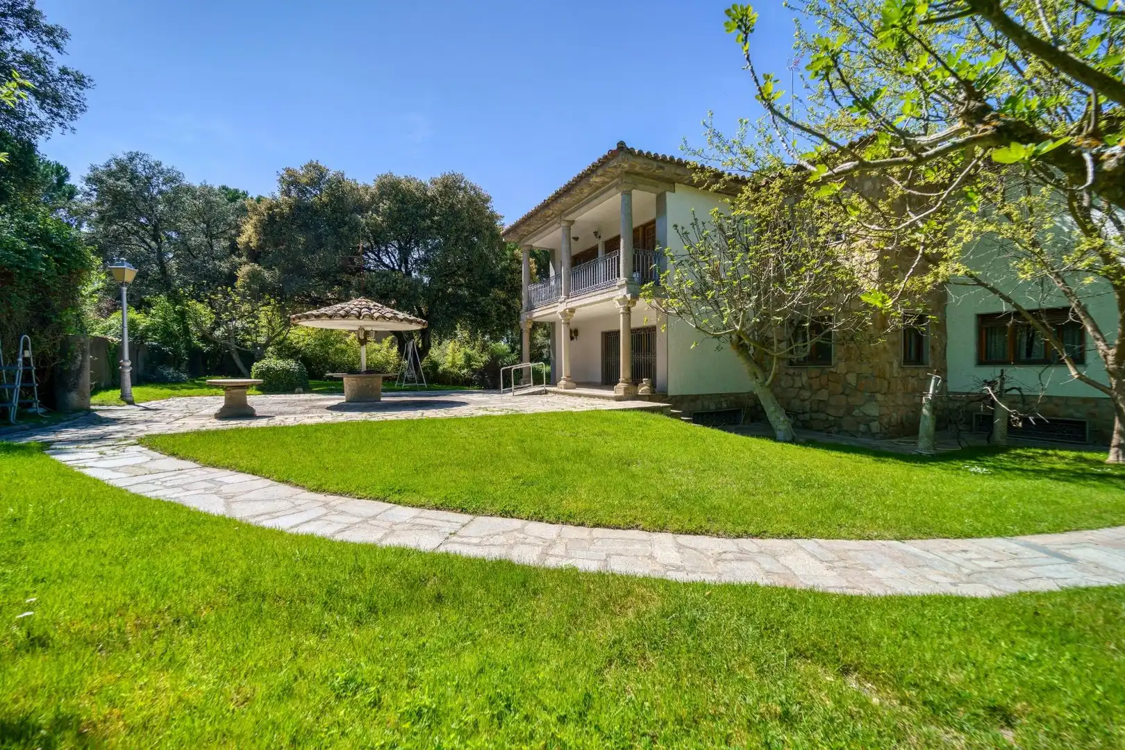 Vista exterior de Casa o xalet en venda en Pozuelo de Alarcón amb Calefacció, Jardí privat i Terrassa