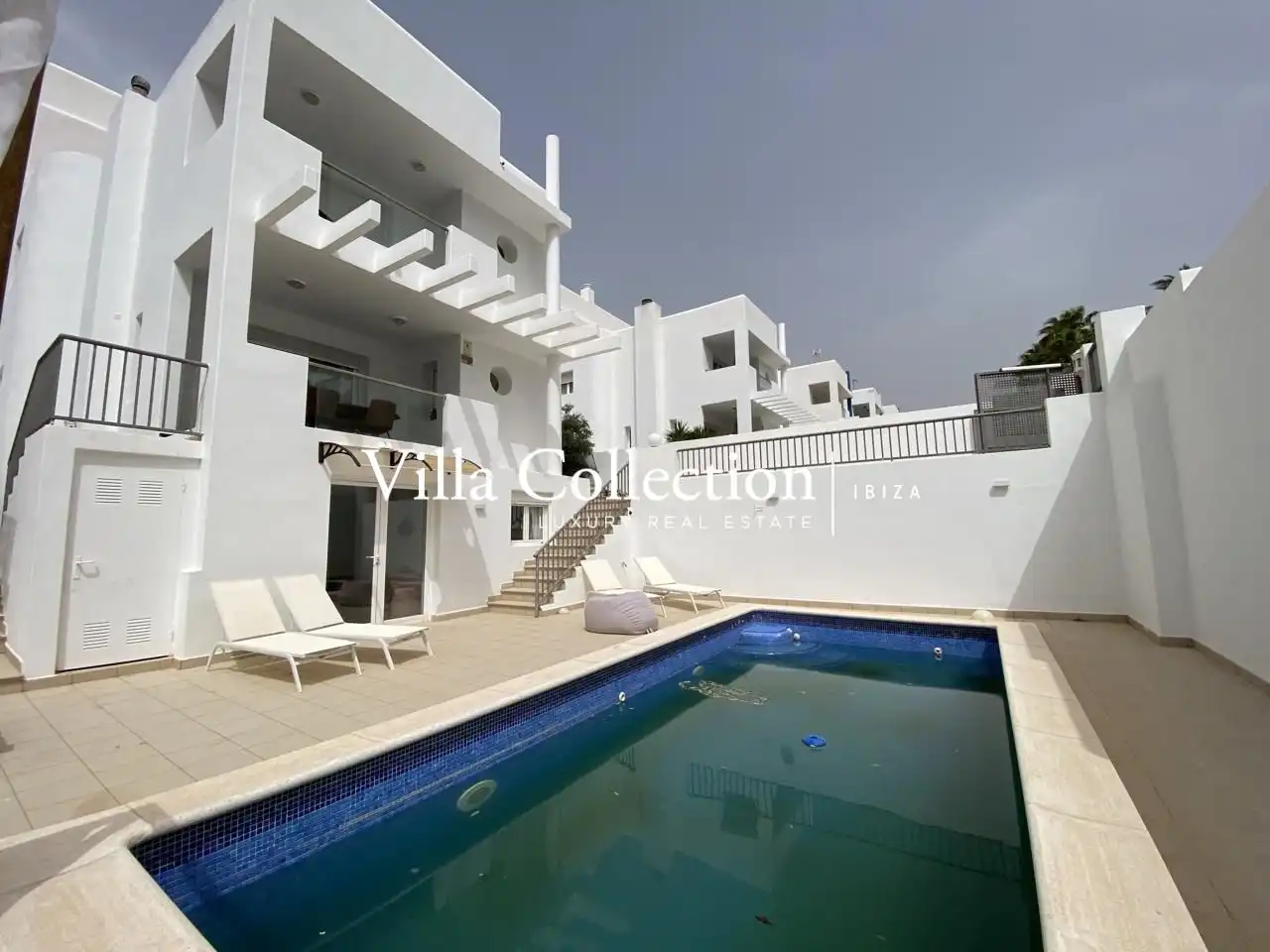 Außenansicht von Einfamilien-Reihenhaus zum Verkauf in Sant Josep de sa Talaia mit Privatgarten, Terrasse und Schwimmbad
