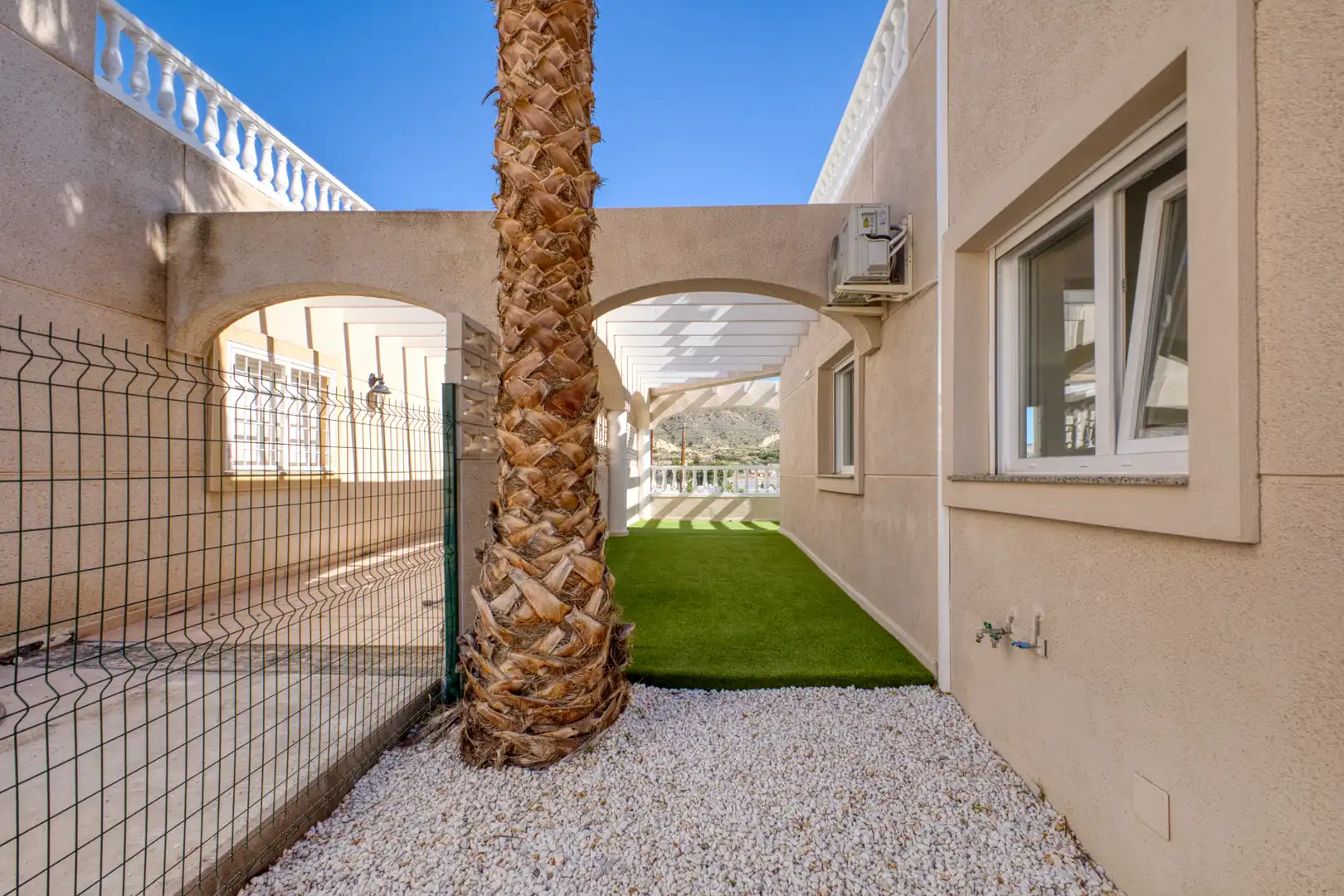 Vista exterior de Casa o xalet en venda en El Campello amb Aire condicionat, Calefacció i Jardí privat