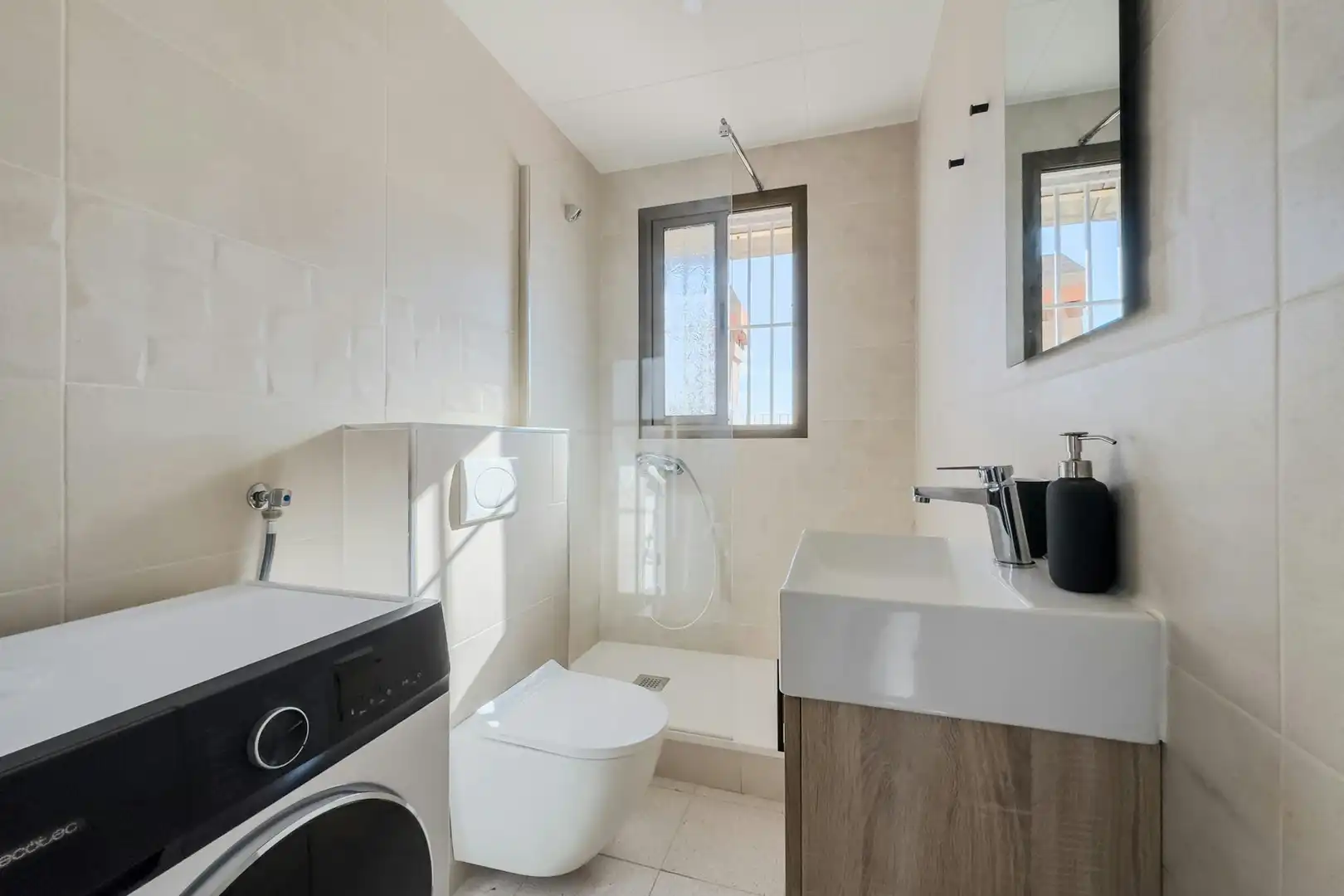 Baño de Piso para compartir en L'Hospitalet de Llobregat con Lavadora