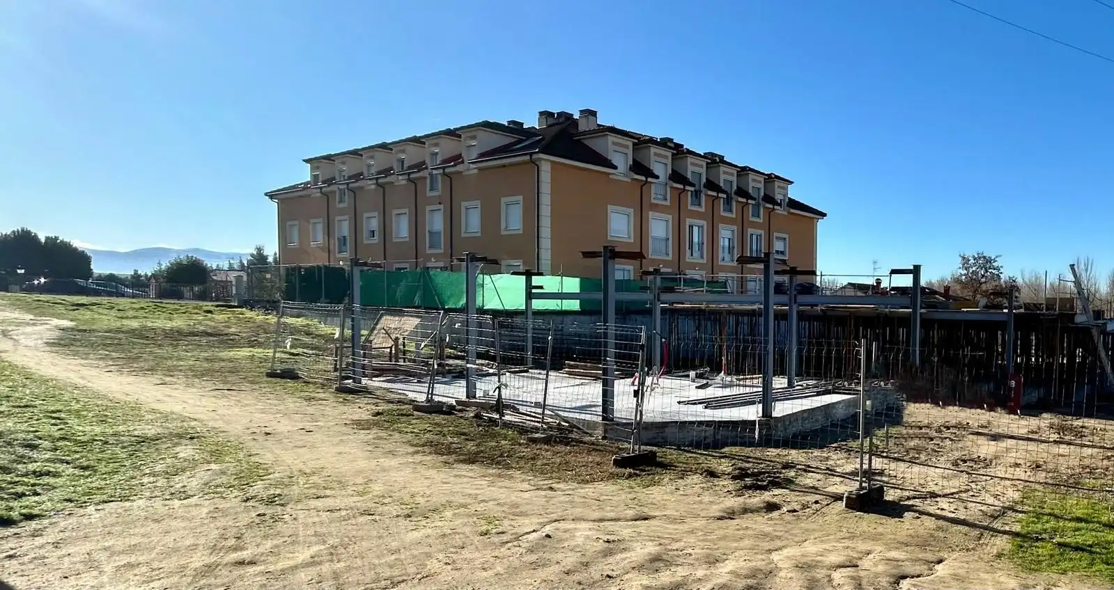 Vista exterior de Casa adosada en venta en Hontanares de Eresma con Calefacción y Jardín privado