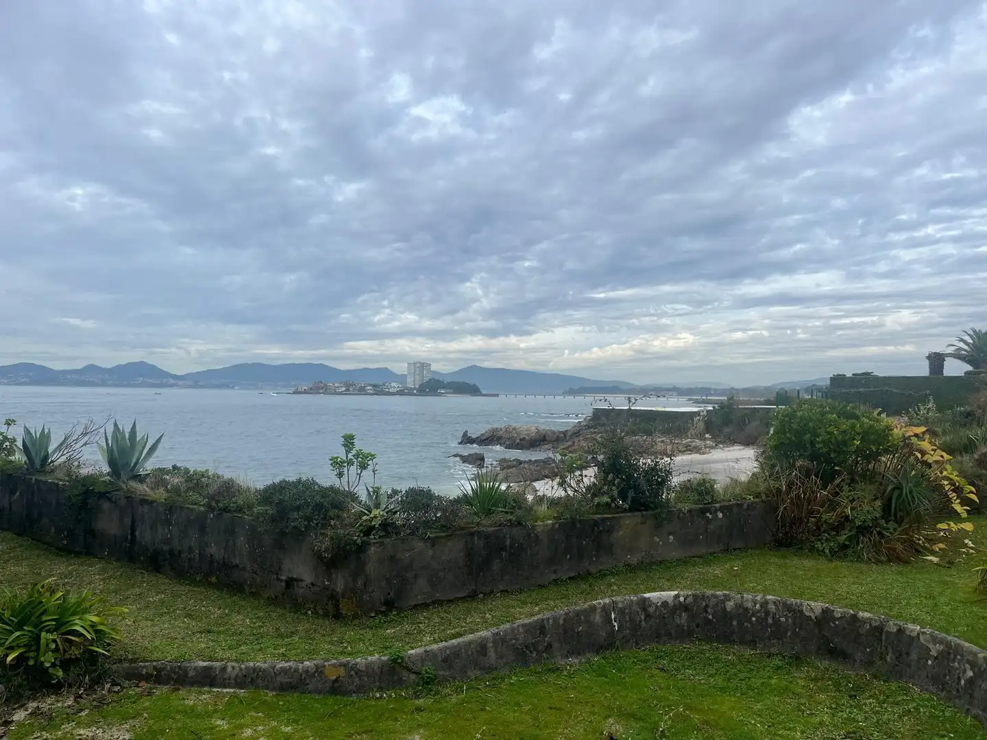 Vista exterior de Casa o xalet en venda en Vigo  amb Jardí privat, Terrassa i Traster