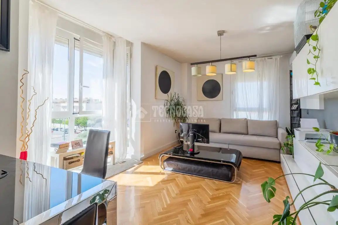 Sala d'estar de Pis en venda en Arroyomolinos (Madrid) amb Parquet, Terrassa i Balcó