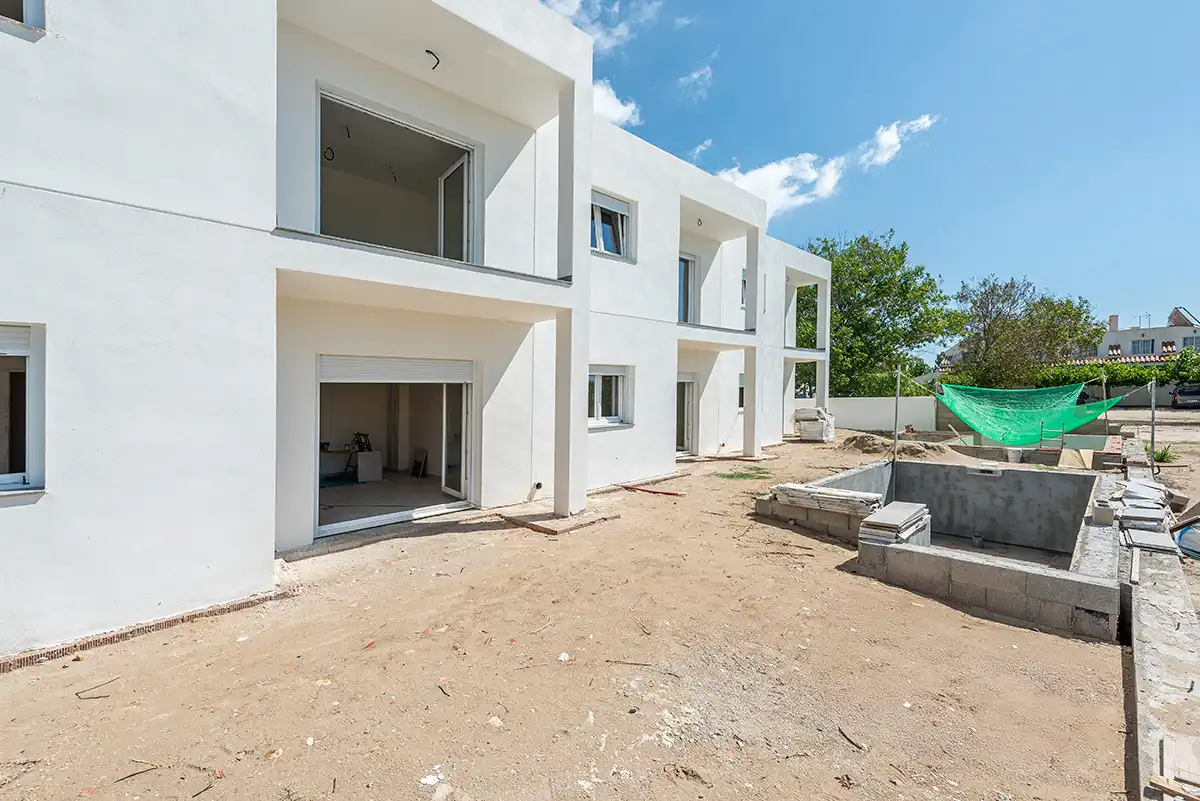 Vista exterior de Casa adosada en venda en Deltebre amb Calefacció, Jardí privat i Terrassa