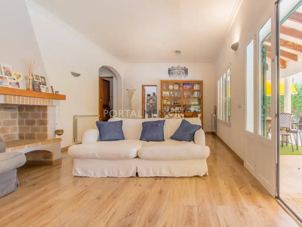 Sala d'estar de Casa o xalet en venda en Alaior amb Aire condicionat, Jardí privat i Piscina