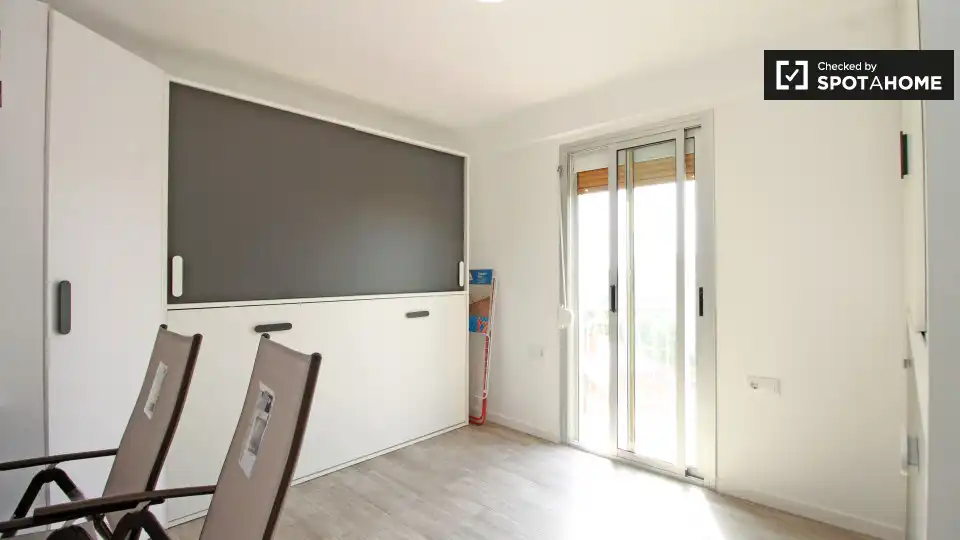 Room in La Verneda i la Pau