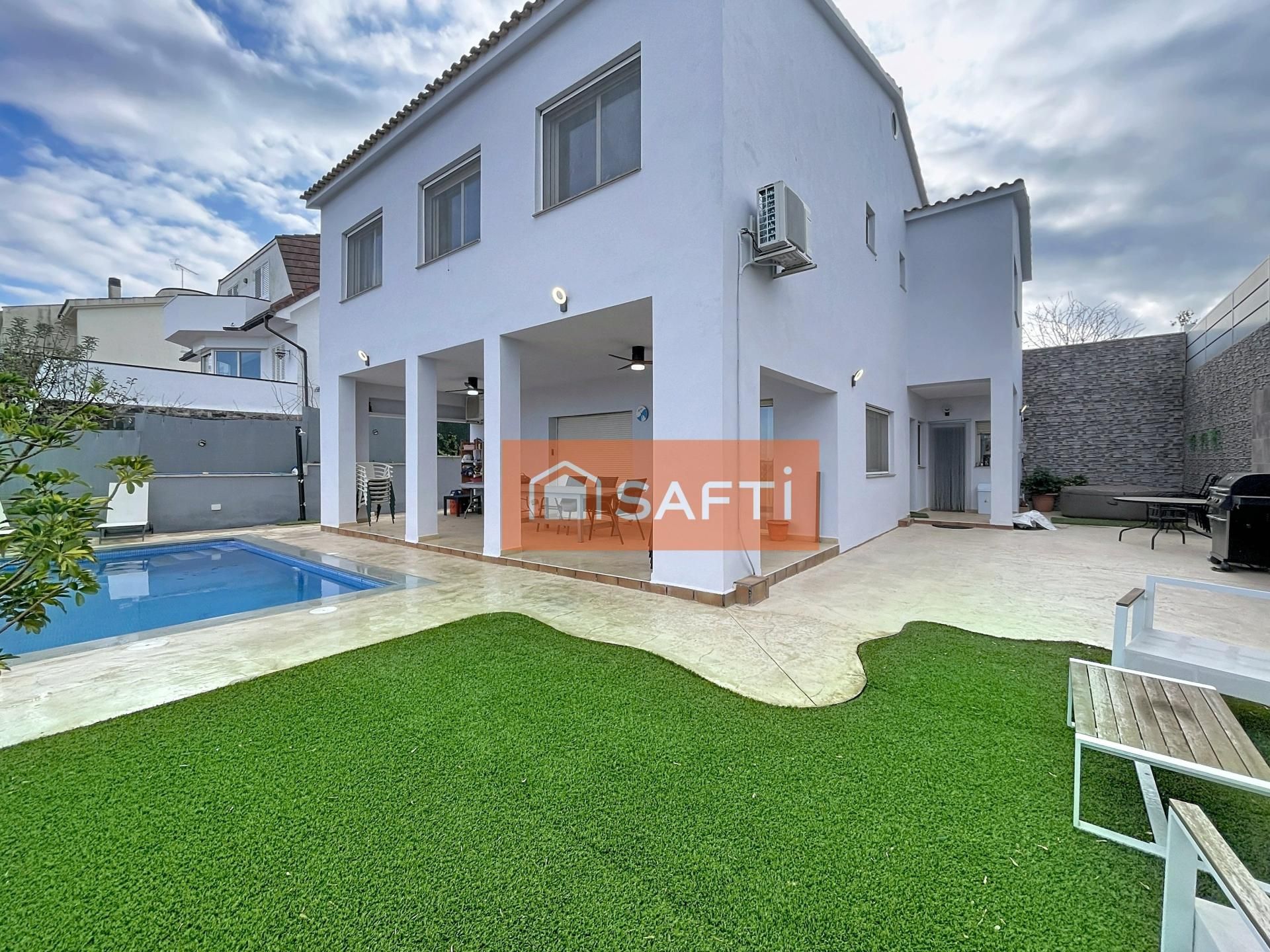 Exterior view of House or chalet for sale in Pacs del Penedès  with Air Conditioner, Heating and Terrace