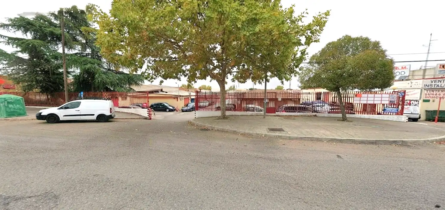 Parkplatz von Fabrikhallen zur Miete in San Fernando de Henares mit Heizung