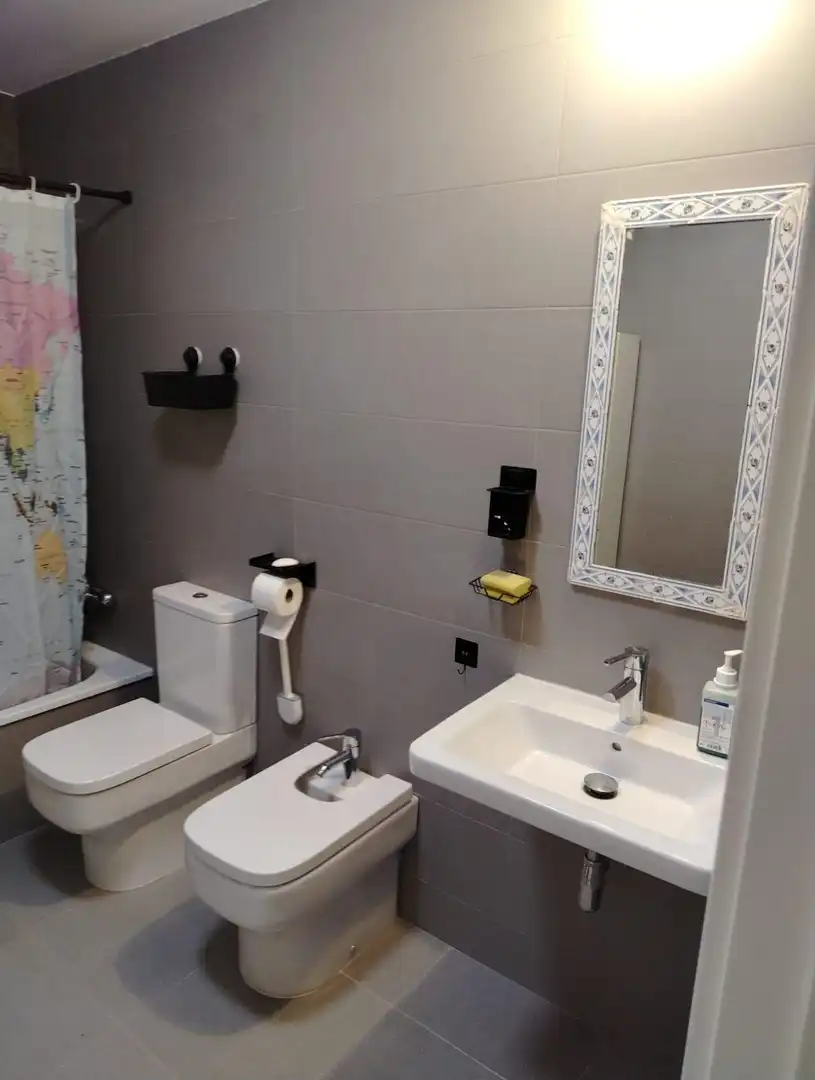 Baño de Piso de alquiler en Almería con Terraza, Amueblado y Piscina comunitaria