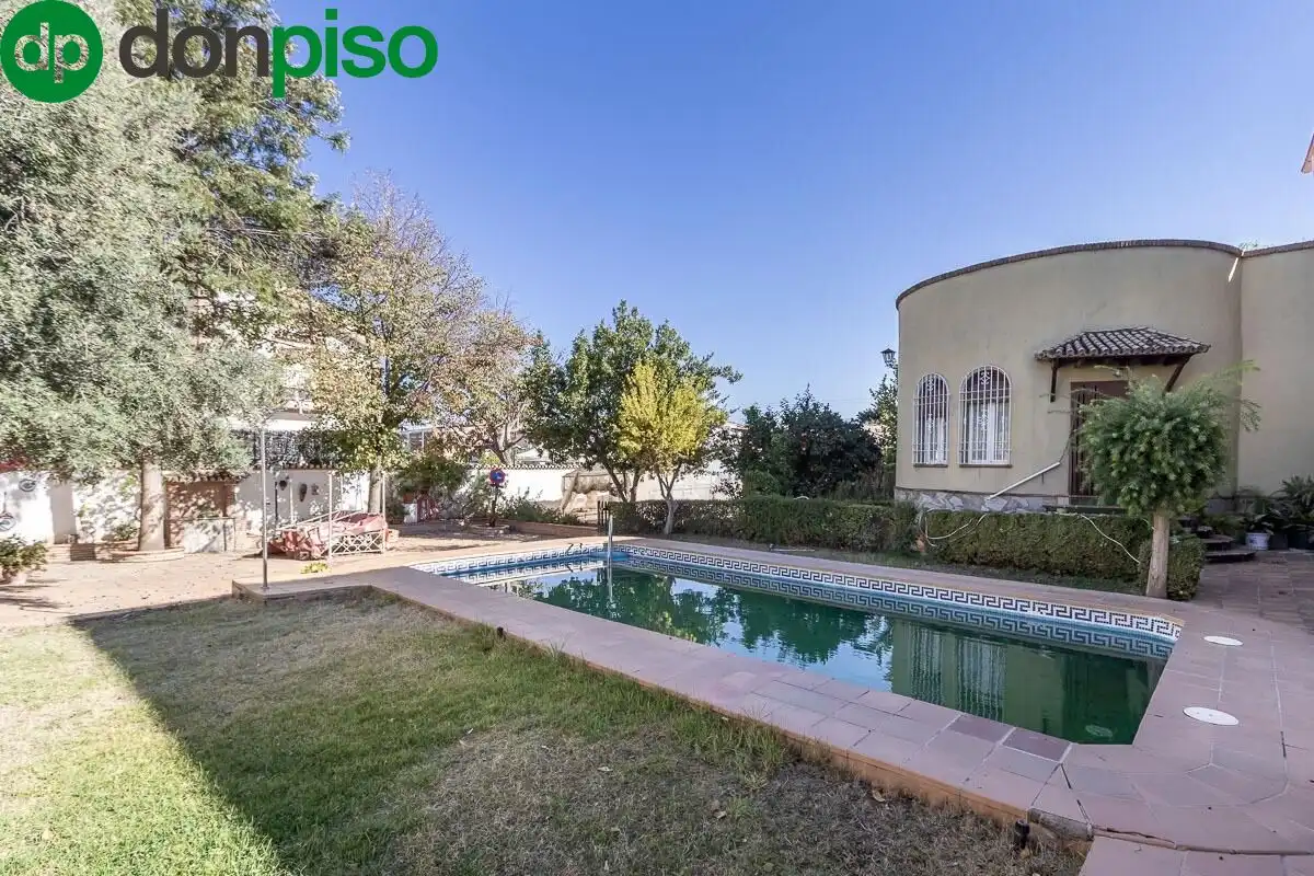 Detached house with pool for sale in Calle del Arache