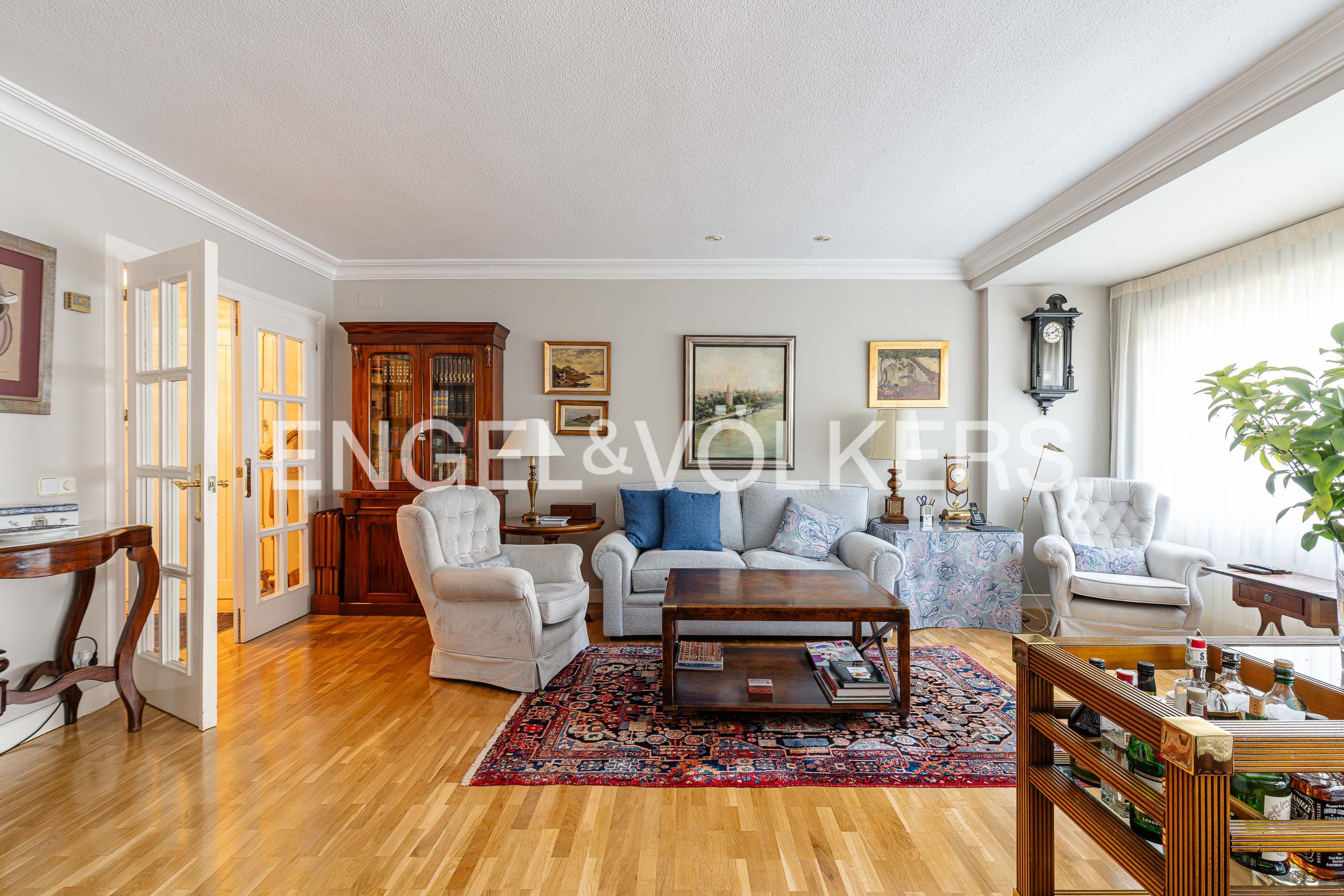 Sala de estar de Piso en venta en  Madrid Capital con Calefacción, Jardín privado y Parquet