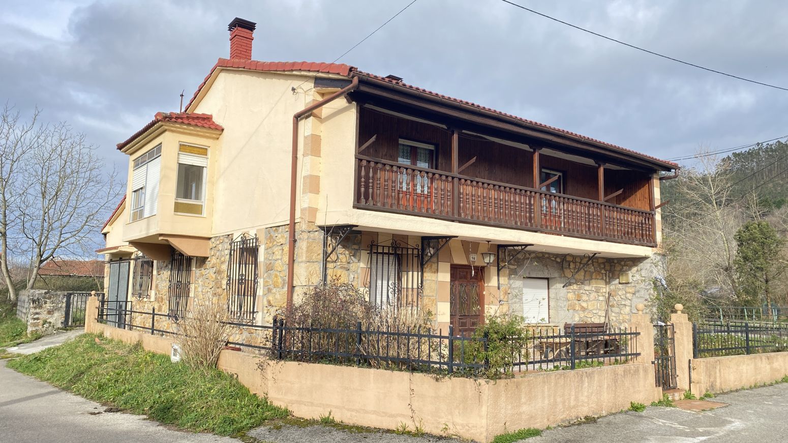 Vista exterior de Casa o xalet en venda en Riotuerto amb Jardí privat