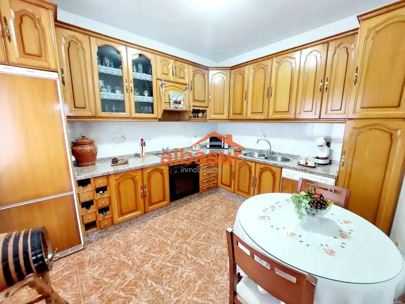 Cuina de Casa o xalet en venda en Córdoba amb Aire condicionat, Calefacció i Jardí privat