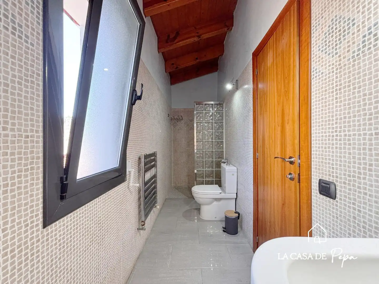 Badezimmer von Haus oder Chalet zum Verkauf in Begues mit Heizung und Schwimmbad