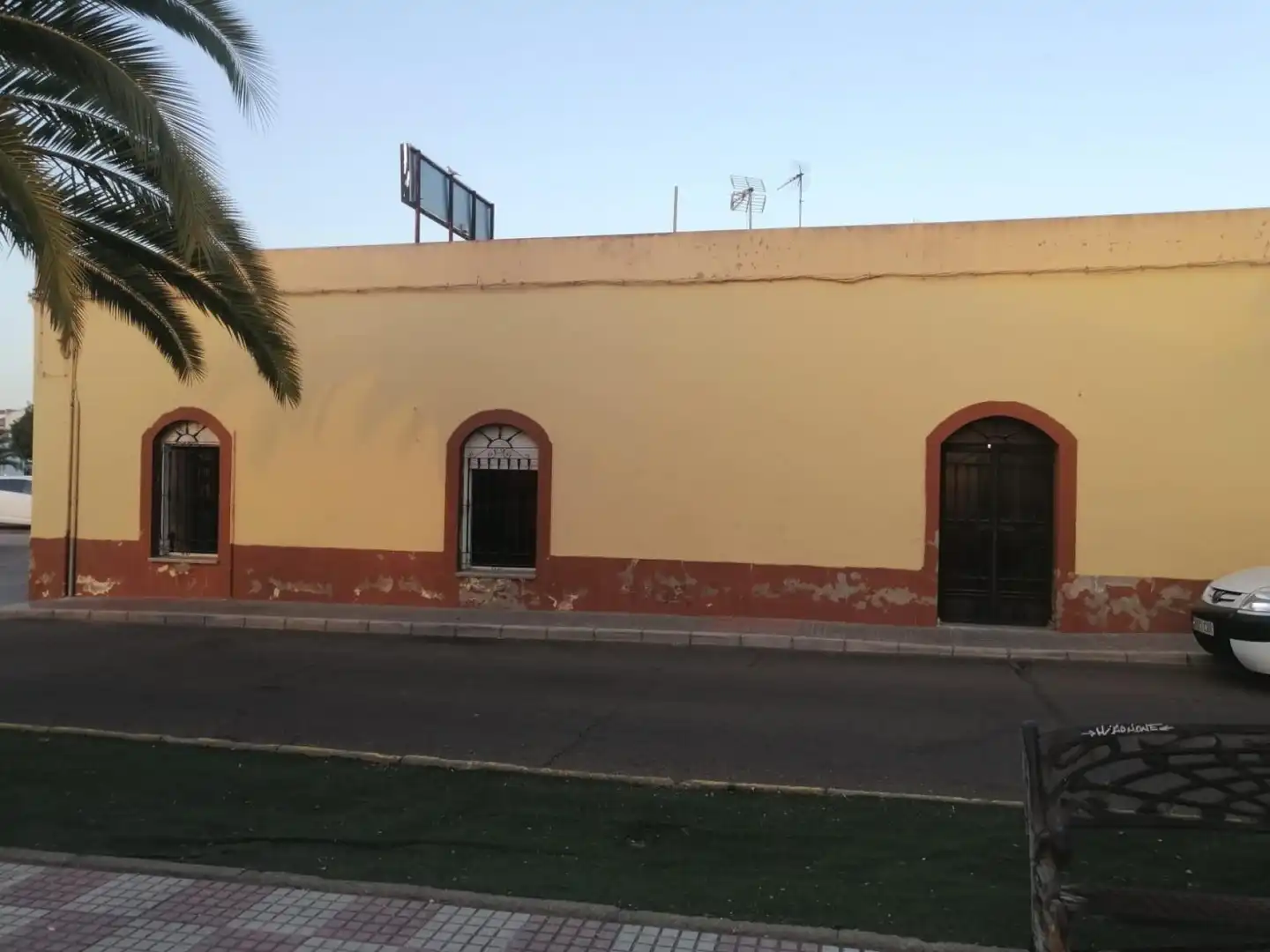 Vista exterior de Local en venda en Puebla de la Calzada amb Calefacció