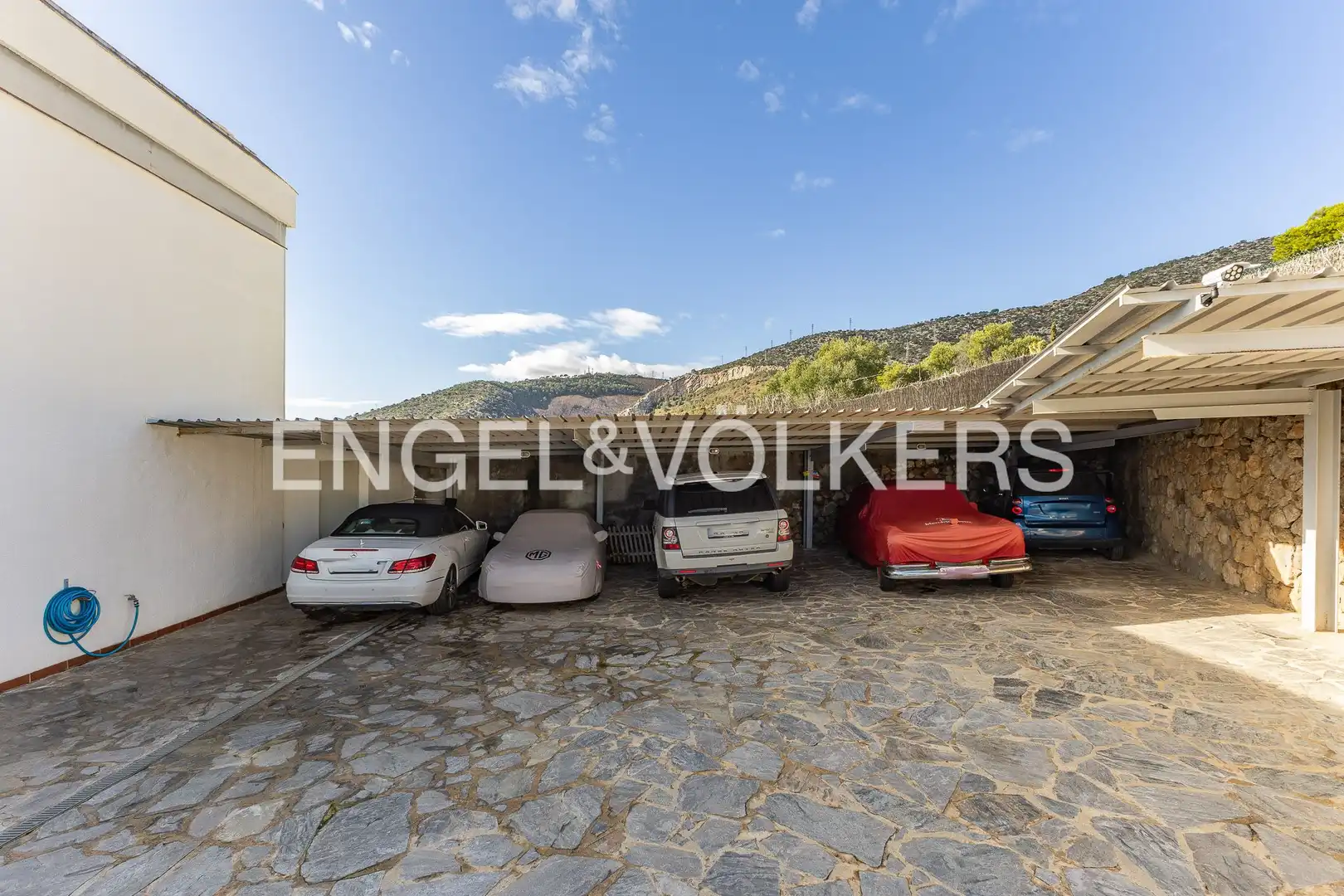 Aparcament de Casa o xalet en venda en Sitges amb Aire condicionat, Calefacció i Jardí privat