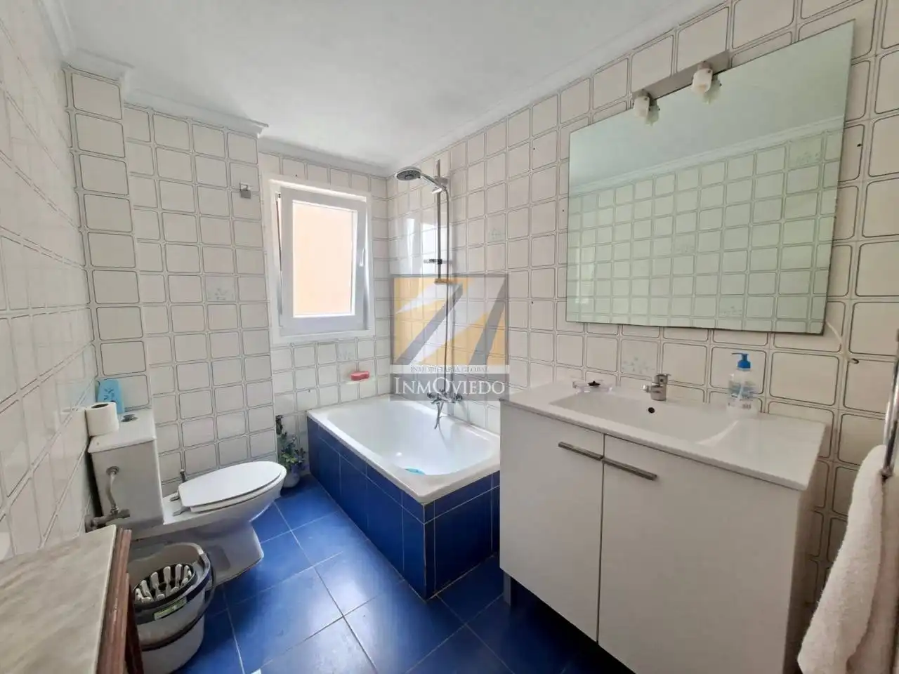 Bathroom of Flat for sale in Oviedo   with Heating, Terrace and Storage room
