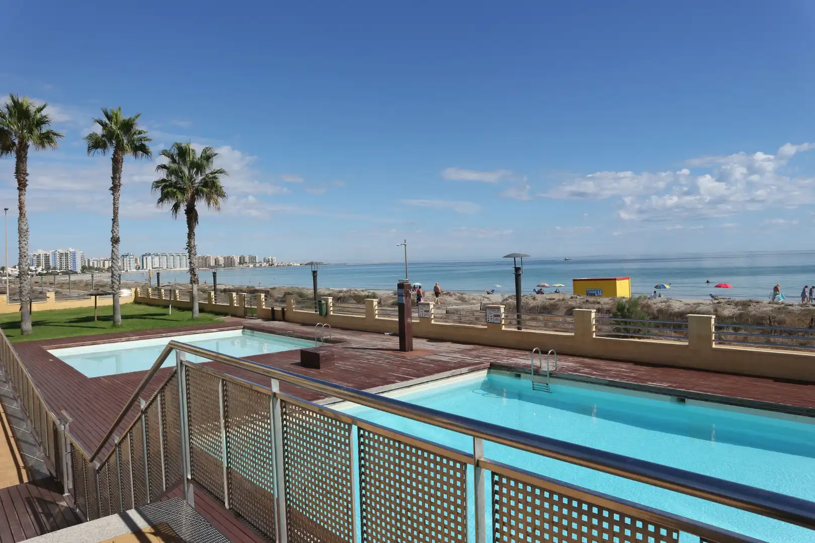 Schwimmbecken von Wohnungen zum Verkauf in La Manga del Mar Menor mit Klimaanlage, Heizung und Terrasse