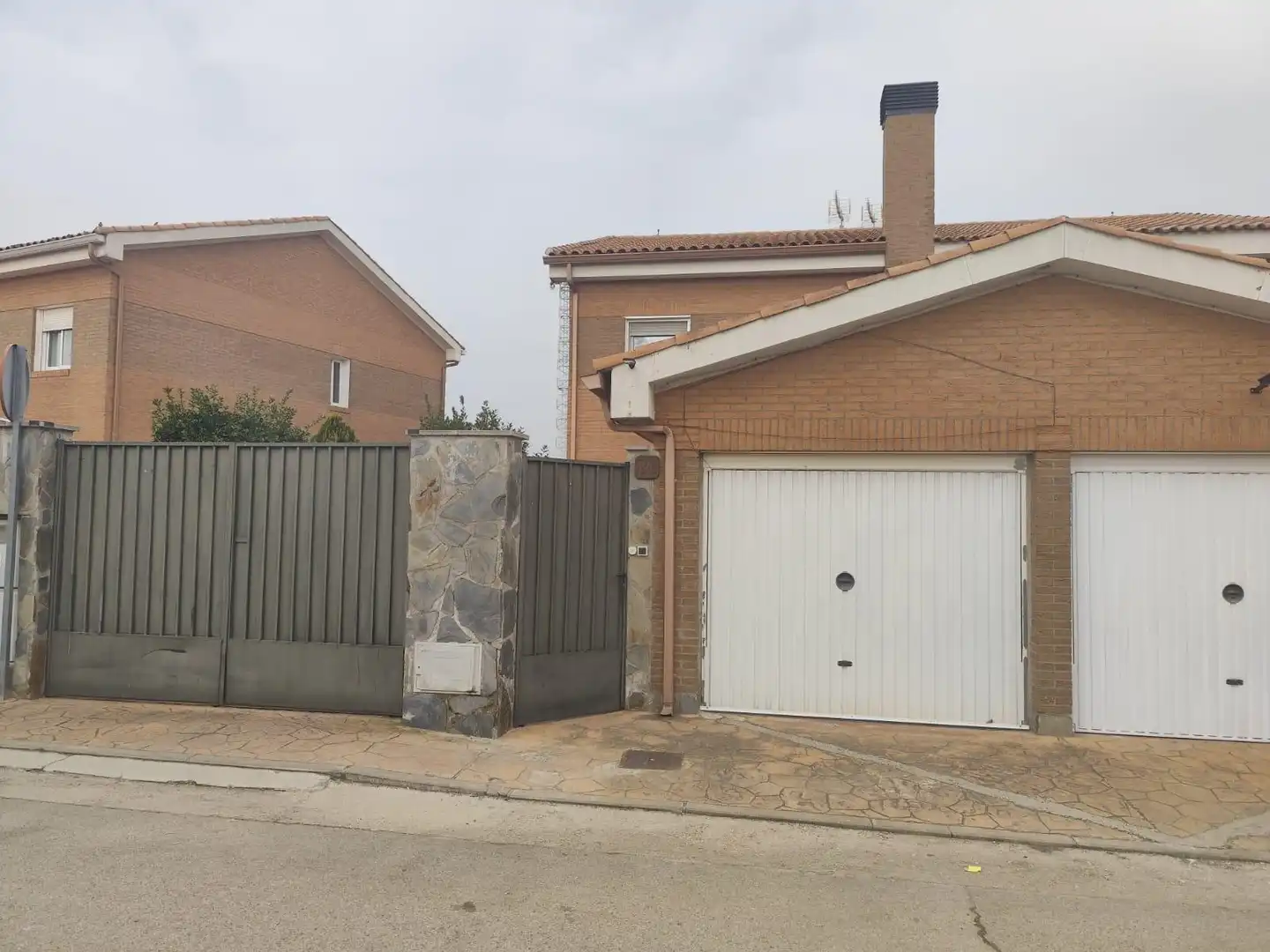 Exterior view of Detached homes for sale in Pioz  with Private garden