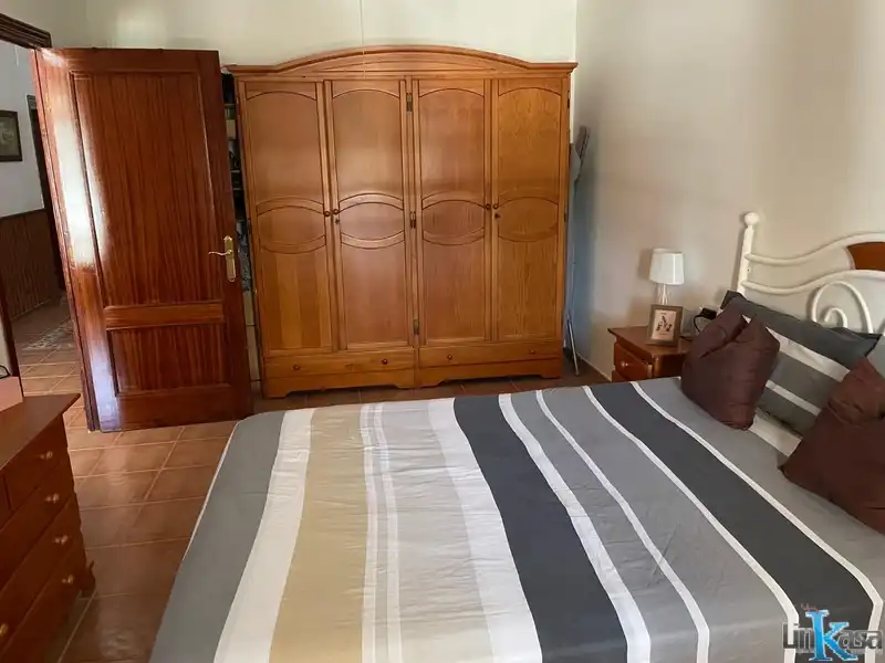 Dormitori de Casa o xalet en venda en Linares amb Jardí privat, Piscina i Moblat