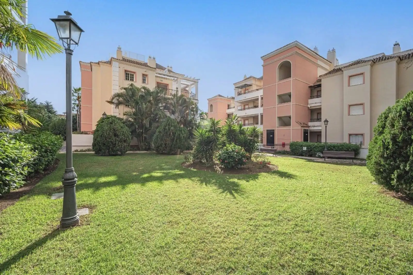 Vista exterior de Piso en venta en Marbella con Terraza y Piscina comunitaria