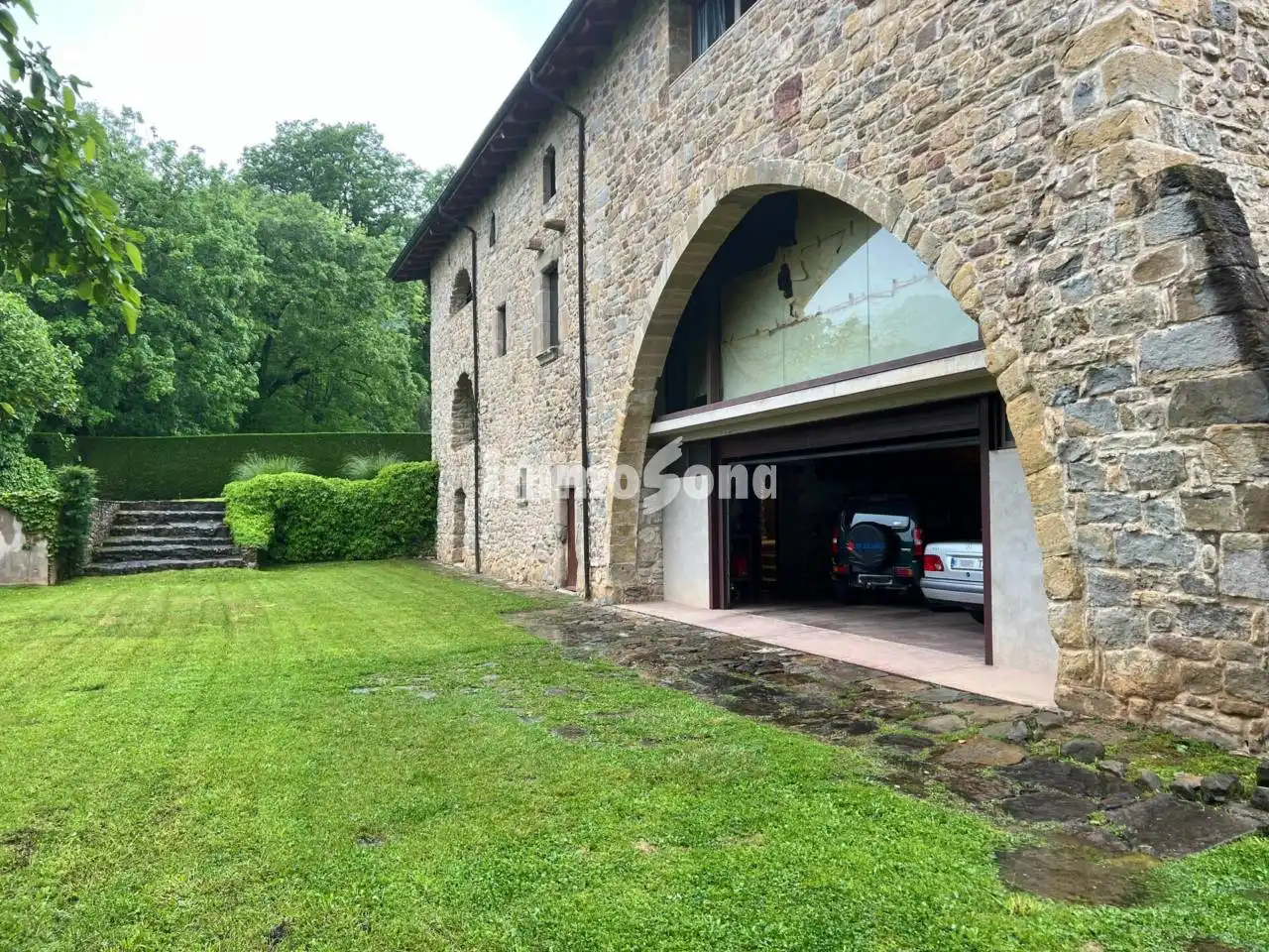 Vista exterior de Finca rústica en venda en La Vall d'en Bas amb Calefacció, Jardí privat i Alarma
