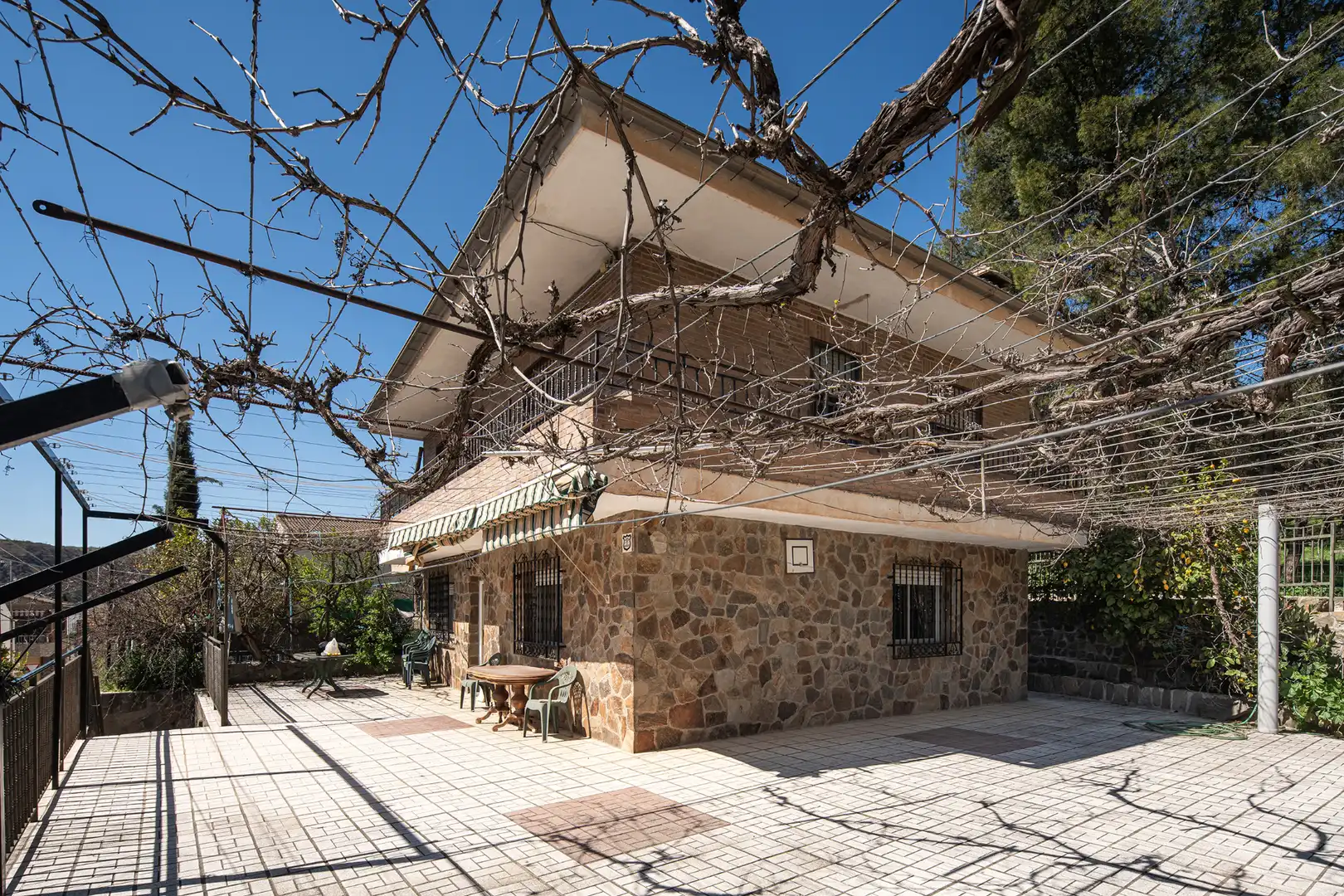 Außenansicht von Einfamilien-Reihenhaus zum Verkauf in Granada mit Klimaanlage, Privatgarten und Terrasse