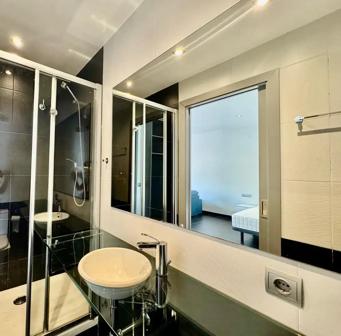 Badezimmer von Wohnung zur Miete in Barcelona mit Klimaanlage, Heizung und Abstellraum