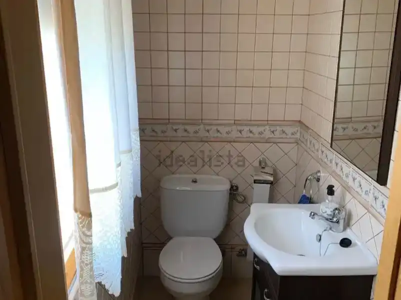 Bany de Casa adosada en venda en Guarromán amb Aire condicionat, Moblat i Balcó