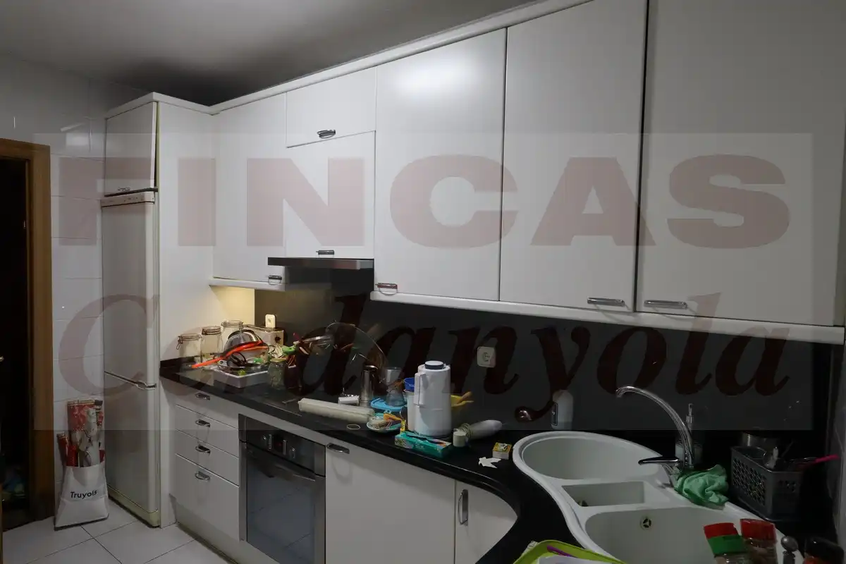 Cuina de Pis en venda en Cerdanyola del Vallès amb Calefacció i Balcó