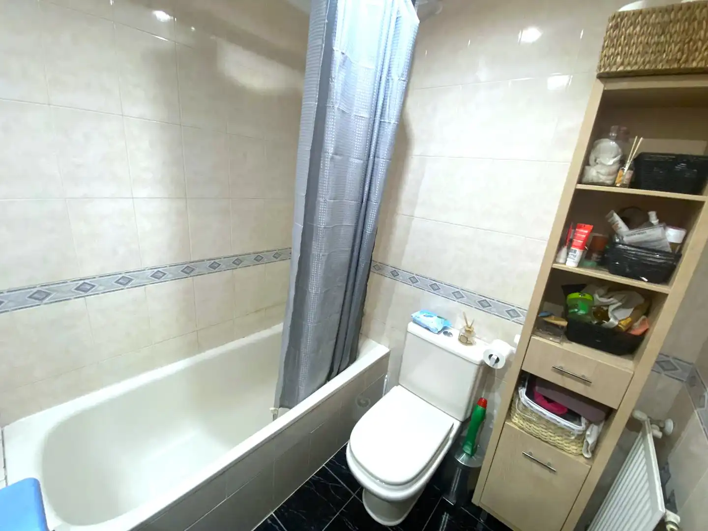 Badezimmer von Dachboden zum Verkauf in Castro-Urdiales mit Heizung, Privatgarten und Parkett