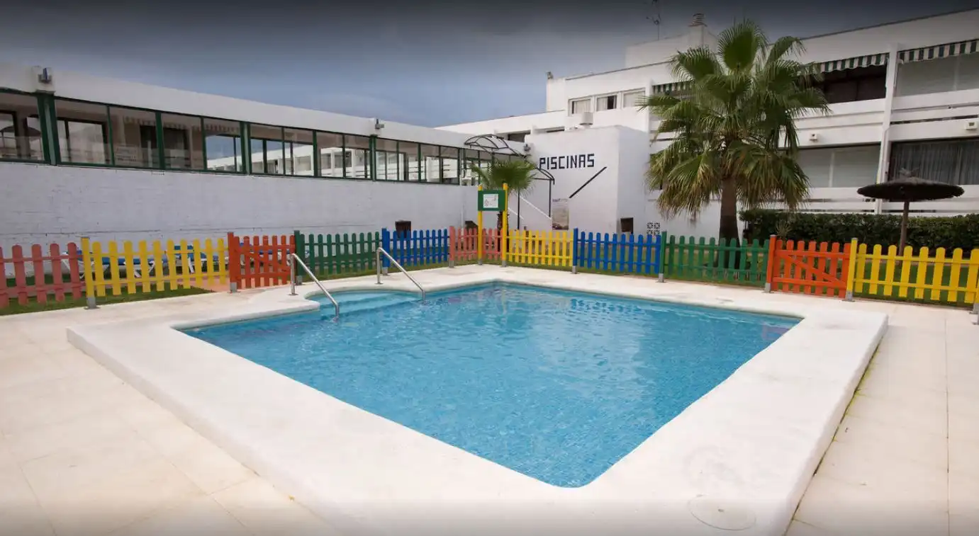 Piscina de Apartamento de alquiler en Almonte con Aire acondicionado, Terraza y Amueblado