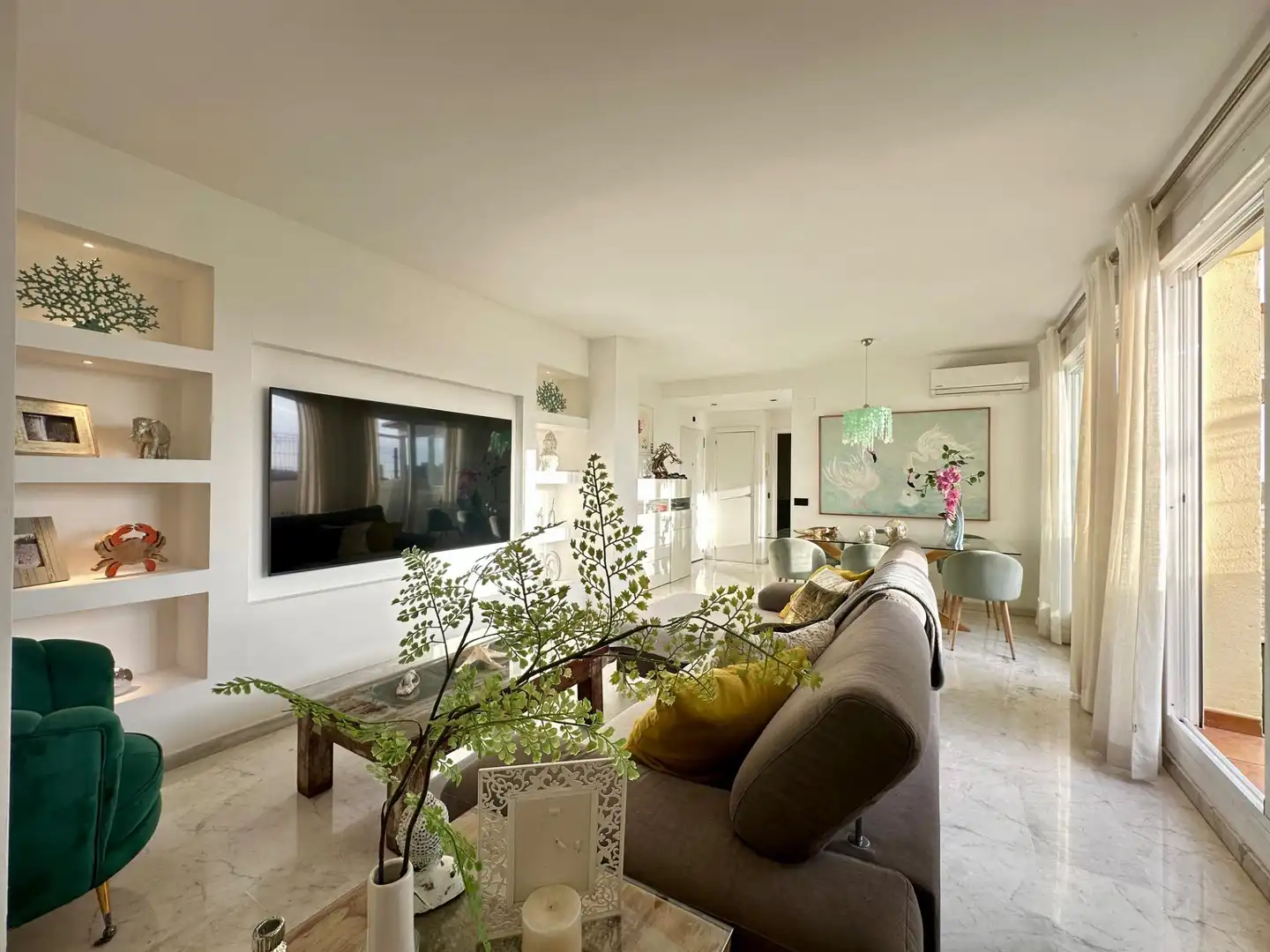 Sala d'estar de Àtic en venda en Marbella amb Aire condicionat, Jardí privat i Terrassa