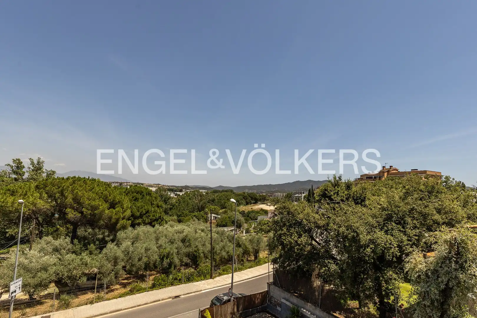 Vista exterior de Casa adosada en venda en Montornès del Vallès amb Calefacció, Jardí privat i Piscina